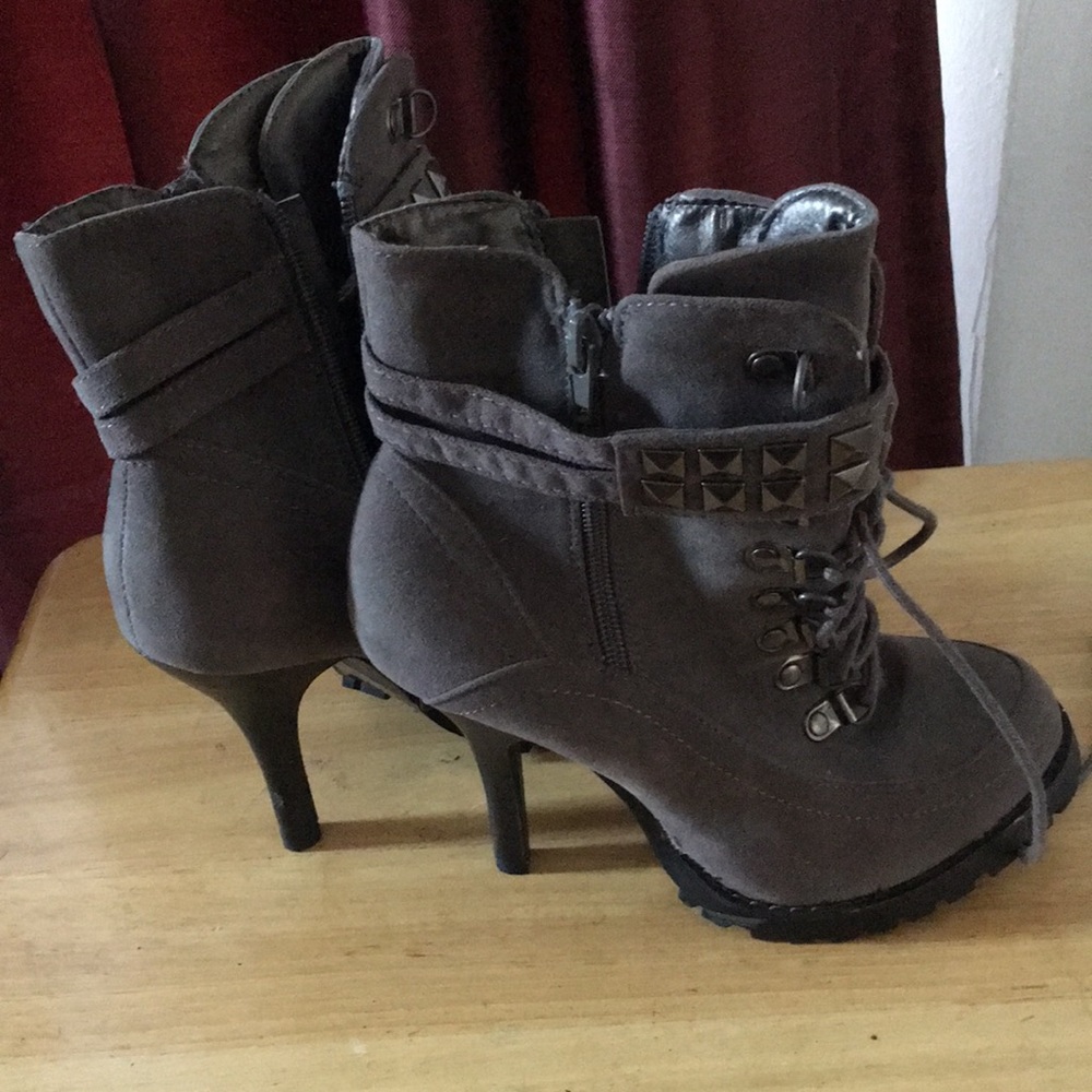 Women’s boots size 7 gray